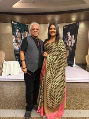 Sonali Kulkarni Instagram - HELLO KNOCK KNOCK KAUN HAI..
Director : Prabal Barua
Producer : Dayanand Shetty
Team : US 😍
Thank you media 🩵
Trailer is out guys..
Releasing soon..!