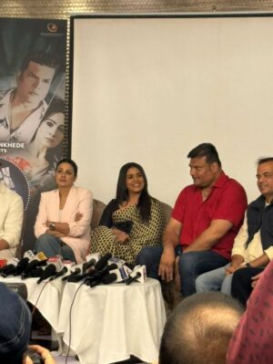 Sonali Kulkarni Instagram - HELLO KNOCK KNOCK KAUN HAI..
Director : Prabal Barua
Producer : Dayanand Shetty
Team : US 😍
Thank you media 🩵
Trailer is out guys..
Releasing soon..!