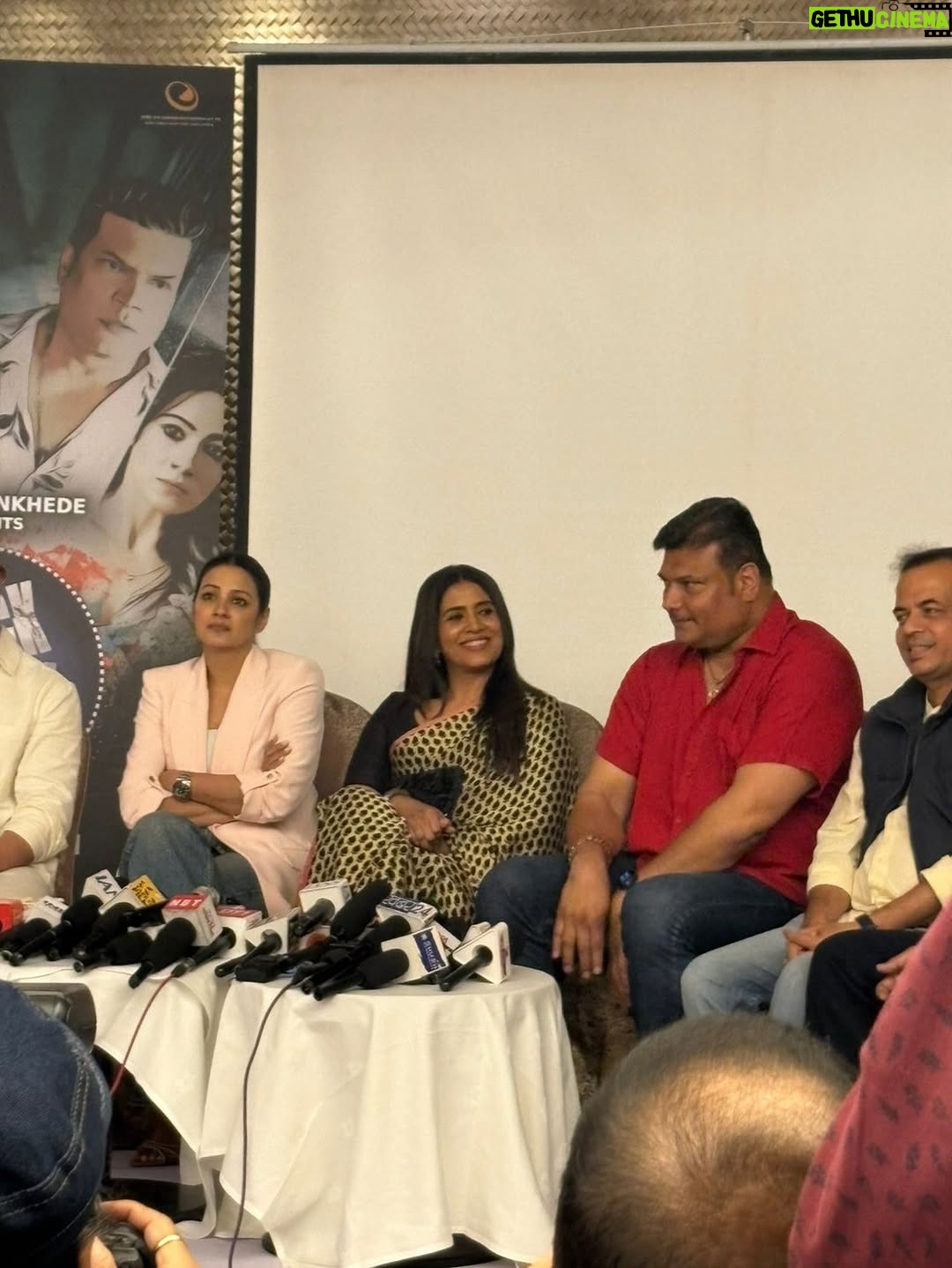 Sonali Kulkarni - 8.5K Likes - HELLO KNOCK KNOCK KAUN HAI..

Director : Prabal Barua
Producer : Dayanand Shetty
Team : US 😍

Thank you media 🩵
Trailer is out guys..
Releasing soon..!