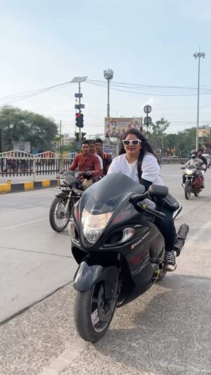 Sonam Kethwas Instagram - Hayabusa girl 👧🖤 || public reaction 🏍️🫣||
#hayabusa #hayabusa1300 #hayabusa2021 #suzukihayabusa #hayabusaindia #hayabusagirl #hayabusasavage #hayabusaindia #reelsinstagram #reelsvideo #trendingreels #trendingsongs #trend #viral #viralvideo