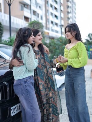 Sonam Kethwas Instagram - some time with friends🫶🏻♥️✨@divyasonii_01

#newpost #indore #friendship #instagram