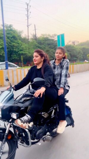 Sonam Kethwas Instagram - Splendor 😂🖤(On public demand 🤦🏻‍♀️) Next bike kon si ab ? 

#réel #reelsvideo #viralvideos #viralreels #trendingreels #bikelover #reelkarofeelkaro