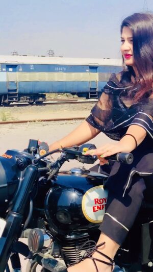 Sonam Kethwas Instagram - Bullet lover 😎🖤
#reelsinstagram #reelsvideo #reelitfeelit #reelsindia #reef2reef #bulletlovers #bullet #viral