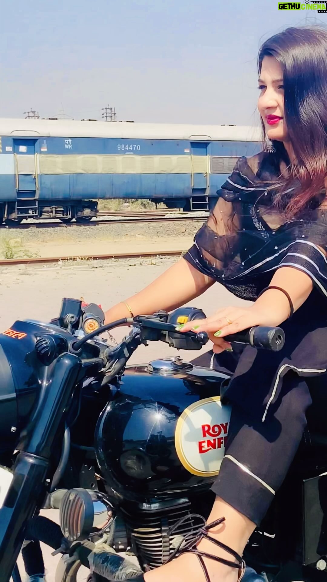 Sonam Kethwas - 1.7K Likes - Bullet lover 😎🖤

#reelsinstagram #reelsvideo #reelitfeelit #reelsindia #reef2reef #bulletlovers #bullet #viral