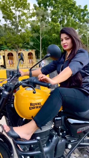 Sonam Kethwas Instagram - Bullet 🔥🖤 

#trendingreels #trending #trendingsongs #viral #viralreels #viralvideos #songs #likesforlike #bulletlovers #bullet #bikelovers
