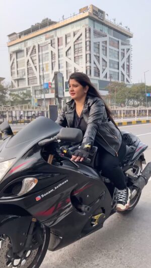 Sonam Kethwas Instagram - Hayabusa girl 🖤🏍️
#reels #hayabusa #hayabusa1300 #suzukihayabusa #bikelover #bikelove #trending #trendingreels #viralvideos #viral #reelitfeelit