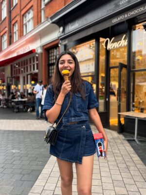 Sonam Pirani Instagram - Peak Central London vibes š¼š
#centrallondon #london #londonbridge #kensington #strawberrys #londoneye