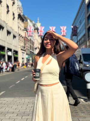 Sonam Pirani Instagram - Day 1 in London: laughter, coffee, good food, and getting lost in Central streets. āØ
#london #centrallondon #harrypotter #uk