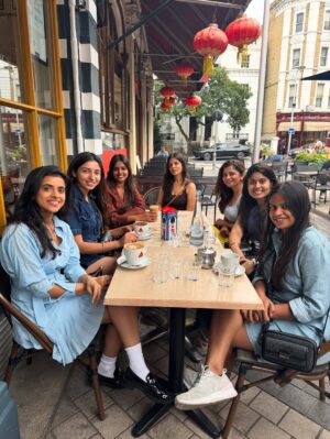 Sonam Pirani Instagram - Peak Central London vibes š¼š
#centrallondon #london #londonbridge #kensington #strawberrys #londoneye