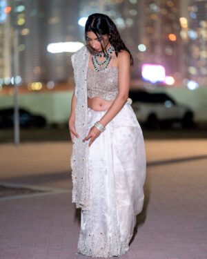 Sonam Pirani Instagram - Kabhi kabhi khud ki tasveer pe bhi thoda fida ho jana chahiye š„¹š„¹
Honestly I would easily wear this to met gala as @diljitdosanjh 1 šš
I recreated the forgotten Maharani look, gujarati style! I havenāt seen a saree draped more beautifully
Outfit & jewelry @frontierraasdubai @sonalisglobal
Shot by @qamarrazafilms
Makeup and hair @laloge_uae