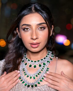 Sonam Pirani Instagram - Kabhi kabhi khud ki tasveer pe bhi thoda fida ho jana chahiye š„¹š„¹
Honestly I would easily wear this to met gala as @diljitdosanjh 1 šš
I recreated the forgotten Maharani look, gujarati style! I havenāt seen a saree draped more beautifully
Outfit & jewelry @frontierraasdubai @sonalisglobal
Shot by @qamarrazafilms
Makeup and hair @laloge_uae