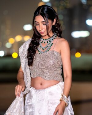 Sonam Pirani Instagram - Kabhi kabhi khud ki tasveer pe bhi thoda fida ho jana chahiye š„¹š„¹
Honestly I would easily wear this to met gala as @diljitdosanjh 1 šš
I recreated the forgotten Maharani look, gujarati style! I havenāt seen a saree draped more beautifully
Outfit & jewelry @frontierraasdubai @sonalisglobal
Shot by @qamarrazafilms
Makeup and hair @laloge_uae