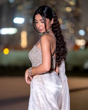 Sonam Pirani Instagram - Kabhi kabhi khud ki tasveer pe bhi thoda fida ho jana chahiye š„¹š„¹
Honestly I would easily wear this to met gala as @diljitdosanjh 1 šš
I recreated the forgotten Maharani look, gujarati style! I havenāt seen a saree draped more beautifully
Outfit & jewelry @frontierraasdubai @sonalisglobal
Shot by @qamarrazafilms
Makeup and hair @laloge_uae