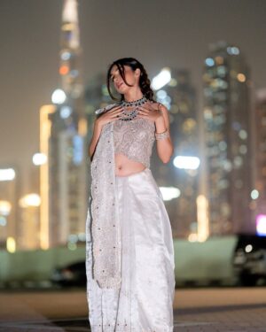 Sonam Pirani Instagram - Kabhi kabhi khud ki tasveer pe bhi thoda fida ho jana chahiye š„¹š„¹
Honestly I would easily wear this to met gala as @diljitdosanjh 1 šš
I recreated the forgotten Maharani look, gujarati style! I havenāt seen a saree draped more beautifully
Outfit & jewelry @frontierraasdubai @sonalisglobal
Shot by @qamarrazafilms
Makeup and hair @laloge_uae