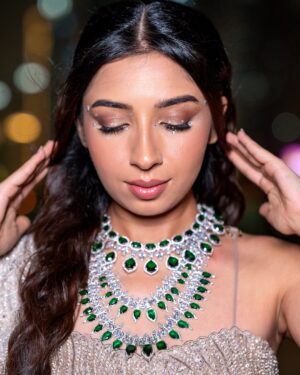 Sonam Pirani Instagram - Kabhi kabhi khud ki tasveer pe bhi thoda fida ho jana chahiye š„¹š„¹
Honestly I would easily wear this to met gala as @diljitdosanjh 1 šš
I recreated the forgotten Maharani look, gujarati style! I havenāt seen a saree draped more beautifully
Outfit & jewelry @frontierraasdubai @sonalisglobal
Shot by @qamarrazafilms
Makeup and hair @laloge_uae