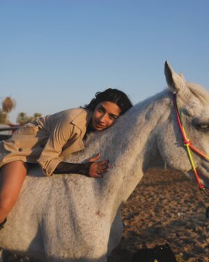 Sonam Pirani Instagram - Whoās the best poser ?
PS- the first one deserves a magazine cover
Shot by- @qamarrazafilms
Location & Horse courtesy - @amsprivatefarm
#horse #horselove #horses #horseriding #cover #dubai #horsesofinstagram