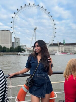 Sonam Pirani Instagram - Peak Central London vibes š¼š
#centrallondon #london #londonbridge #kensington #strawberrys #londoneye