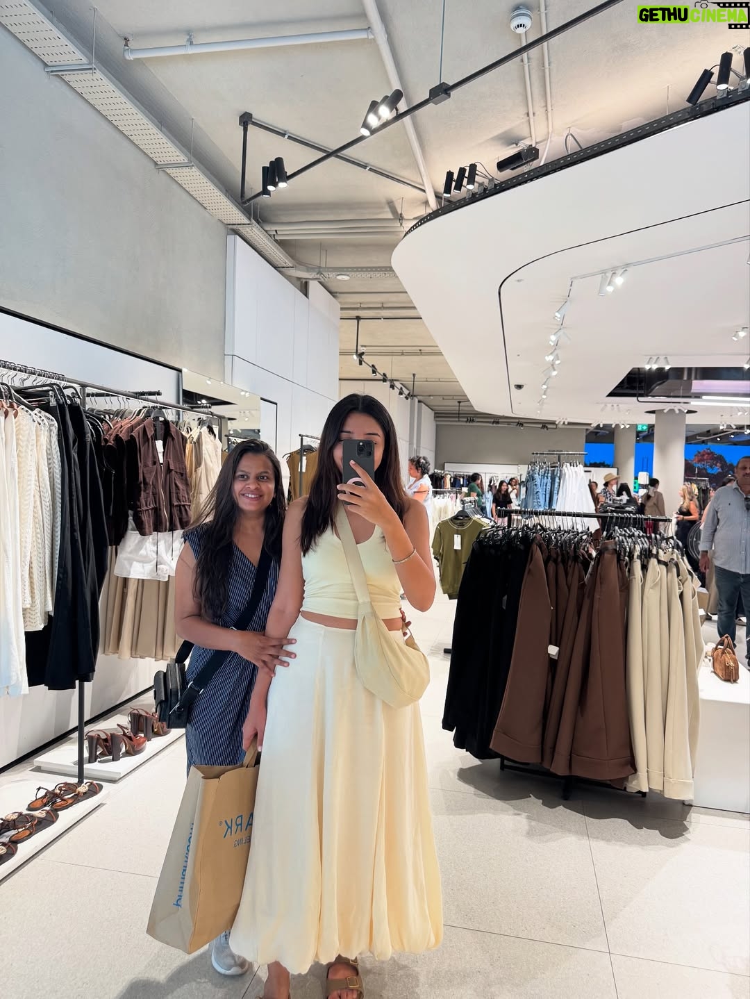Sonam Pirani - 1K Likes - Day 1 in London: laughter, coffee, good food, and getting lost in Central streets. ✨

#london #centrallondon #harrypotter #uk