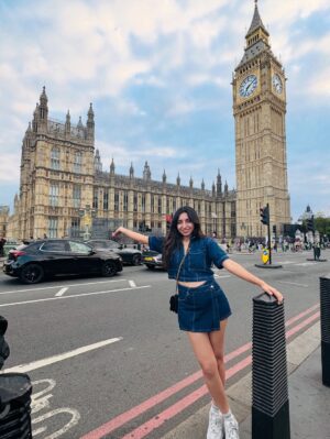 Sonam Pirani Instagram - Peak Central London vibes š¼š
#centrallondon #london #londonbridge #kensington #strawberrys #londoneye