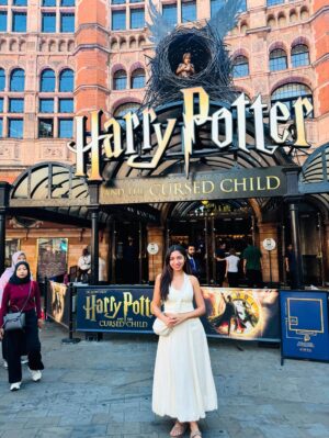 Sonam Pirani Instagram - Day 1 in London: laughter, coffee, good food, and getting lost in Central streets. āØ
#london #centrallondon #harrypotter #uk