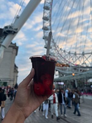 Sonam Pirani Instagram - Peak Central London vibes š¼š
#centrallondon #london #londonbridge #kensington #strawberrys #londoneye