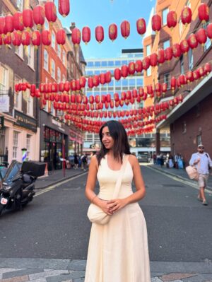Sonam Pirani Instagram - Day 1 in London: laughter, coffee, good food, and getting lost in Central streets. āØ
#london #centrallondon #harrypotter #uk