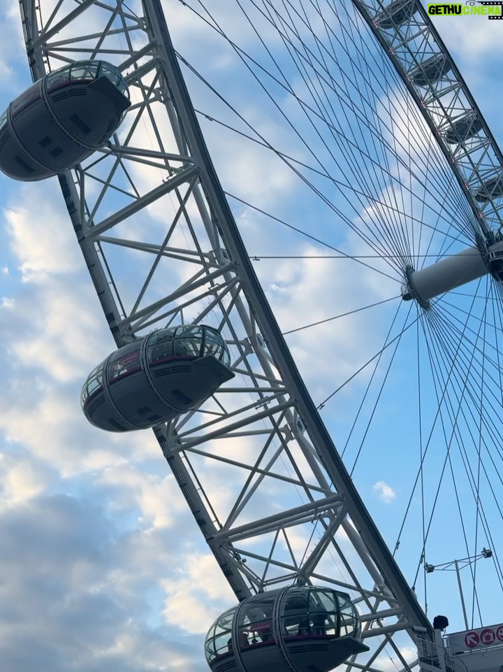 Sonam Pirani - 2.3K Likes - Peak Central London vibes 🌼😍

#centrallondon #london #londonbridge #kensington #strawberrys #londoneye