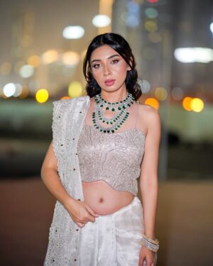 Sonam Pirani Instagram - Kabhi kabhi khud ki tasveer pe bhi thoda fida ho jana chahiye š„¹š„¹
Honestly I would easily wear this to met gala as @diljitdosanjh 1 šš
I recreated the forgotten Maharani look, gujarati style! I havenāt seen a saree draped more beautifully
Outfit & jewelry @frontierraasdubai @sonalisglobal
Shot by @qamarrazafilms
Makeup and hair @laloge_uae