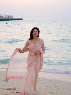 Sonam Pirani Instagram - My friend said I look like Gayatri Devi here ā¤ļø
This September, @theshowroombydipr unveils its 8th Festive Edit ā a two-day celebration of fashion, craftsmanship, and the unseen grace that makes the season shimmer. From the quiet brilliance of women who hold festivities together to the artisans who weave life into couture, every detail is a tribute to beauty, balance, and strength ā„ļø
Discover the pieces, the people, and the Magic in the Margins š«
šļø Friday 5th & Saturday 6th September 2025
š Shangri-La, Dubai
Dressed In: *Sheetal Batra*
#TheShowroomByDIPR #VESIMI #FestiveEdit #MagicInTheMargins #Edit8 #AffordableLuxury #FestiveFits #saree #gayatridevi #elegance