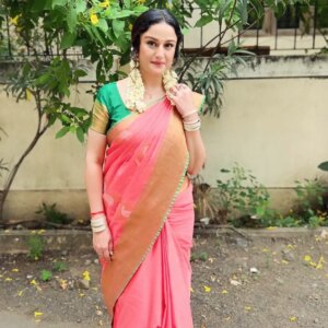 Sonia Agarwal Instagram - Happy Ganesh Chaturthi ❤️🙏 #soniaagarwal #ganeshchaturthi #stayblessed🙏 #sareelove #silksaree #pinkpinkpink