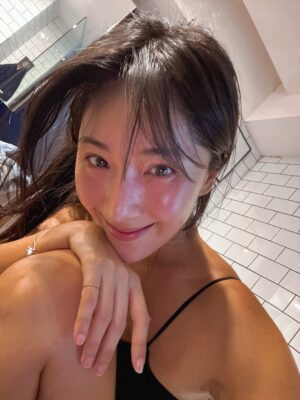 Sonia Sui Instagram - 七夕一早，在美國準備進會議室開會的先生打來：
「我剛手機封面跳出去年瘦瘦的妳，哇喔，跟現在真的很不一樣。」
我大笑問那他還喜歡健壯的我嗎，他說重點不是他喜不喜歡，是這是我想要的就好。
掛電話前又突然叫住我，正納悶難道他破天荒記得今天什麼日子，結果他只是接著說：「妳可以考慮今天跳過大重量，去試試YouTube 上Jordan Yeoh的Level 4，記得心肺也要照顧，愛妳，拜！」

#摩羯式情話
#除了實用還是實用
#ididit
#汗流浹背的健康七夕
#殺手級level4
#大家七夕快樂