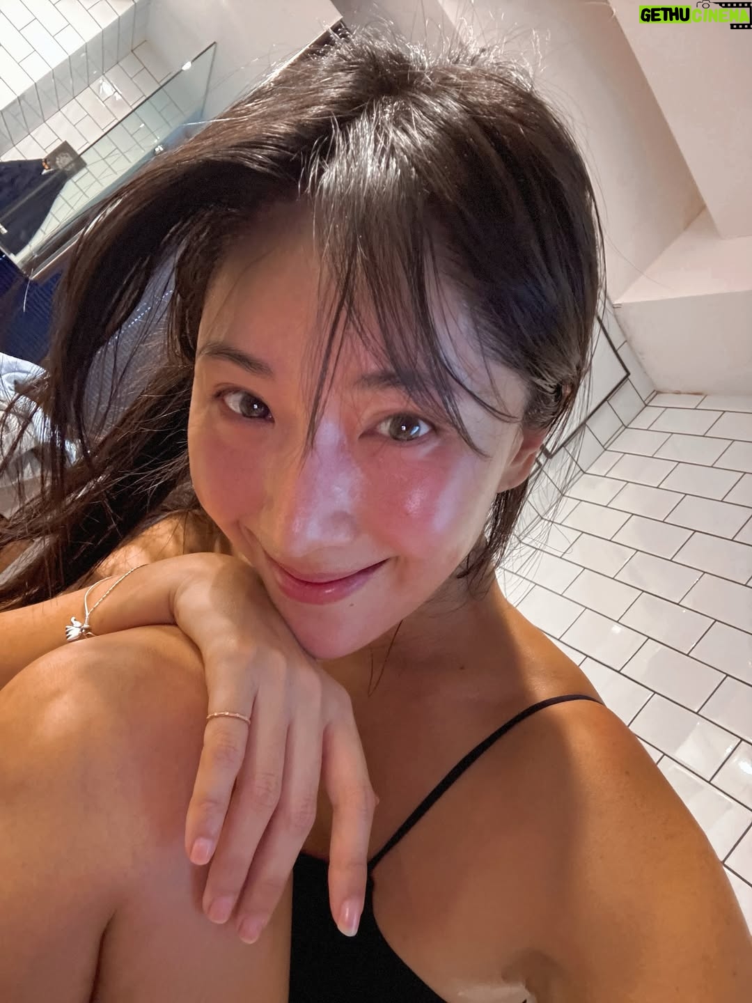 Sonia Sui - 44.4K Likes - 七夕一早，在美國準備進會議室開會的先生打來：
「我剛手機封面跳出去年瘦瘦的妳，哇喔，跟現在真的很不一樣。」
我大笑問那他還喜歡健壯的我嗎，他說重點不是他喜不喜歡，是這是我想要的就好。
掛電話前又突然叫住我，正納悶難道他破天荒記得今天什麼日子，結果他只是接著說：「妳可以考慮今天跳過大重量，去試試YouTube 上Jordan Yeoh的Level 4，記得心肺也要照顧，愛妳，拜！」

#摩羯式情話
#除了實用還是實用
#ididit
#汗流浹背的健康七夕
#殺手級level4
#大家七夕快樂