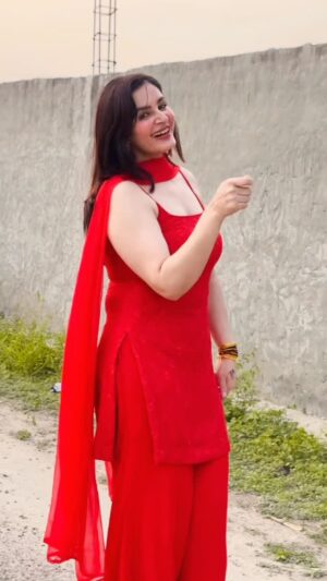 Sonia Thakur Instagram - Etni Long Video Kisi Ne Nai Bnai……..,🤣