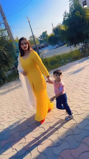 Sonia Thakur Instagram - #reelsinstagram #followforfollowback #trendingreels #instagram #family #videoviral #reelsinstagram #instagood #foryou