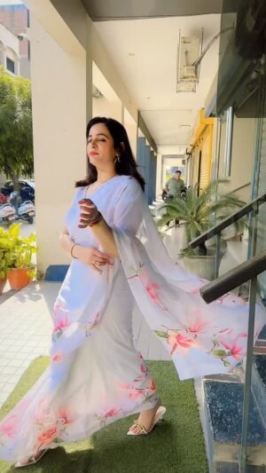 Sonia Thakur Instagram - Kaisi lagi sari….🥻 btao😜
#reef2reef #soniarajput💕 #followforfollowback #ᴠɪᴅᴇᴏᴠɪʀᴀʟ#family #instagood#love #maa #foryou