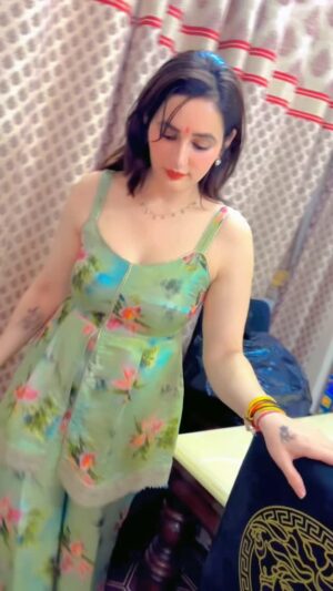 Sonia Thakur Instagram - Jb new suit mileee ….😍
Fr khushi….🫶🏻😍❤️#reelsinstagram #soniarajput💕 #followforfollowback #videoviral #instagood #family
