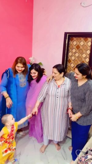 Sonia Thakur Instagram - #reelsinstagram #soniarajput💕 #videoviral #followforfollowback #family #instagram #trendingreels #love #instagood #family