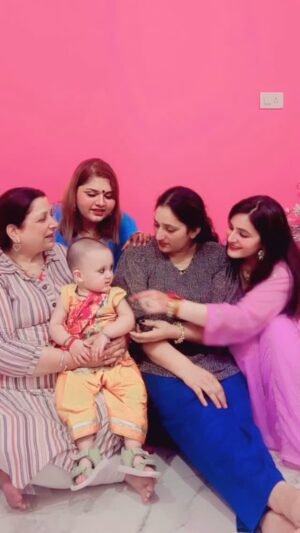 Sonia Thakur Instagram - BTAO JRA KiTNi PeEdHi Hai❤️💁🏼♀️#maa #followforfollowback #soniarajput💕 #instagood #family #maa #trendingsongs #instagood #love