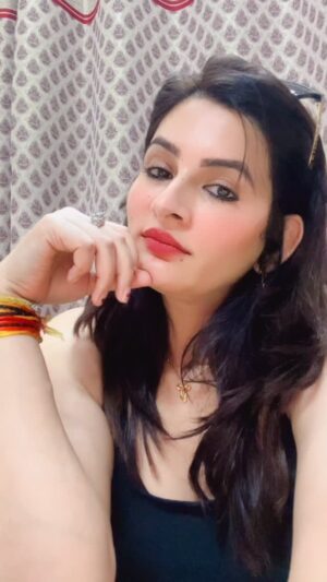 Sonia Thakur Instagram - Maa K Peat Se Koi Seekh Kr Nahi Aata Sb Duniya ,,Halat ,,Or Waqt Sikha Dete hai 💁🏼♀️☝🏻
Or Sb Se Jada Aapko Bura Waqt Sikha Kr Jata Hai ☝🏻💔