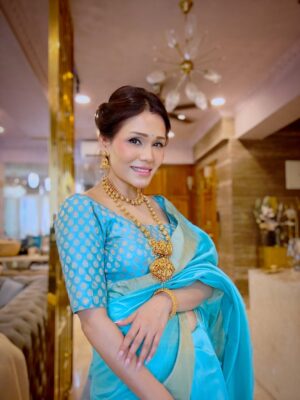 Sonu Kakkar Instagram - My Karwachauth look this year🩵 1-10 ? 

I just Loooooove wearing sarees🤌🏻 

#karwachauth #look #indian #attire #saree #sareelove❤️