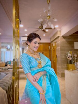 Sonu Kakkar Instagram - My Karwachauth look this year🩵 1-10 ? 

I just Loooooove wearing sarees🤌🏻 

#karwachauth #look #indian #attire #saree #sareelove❤️