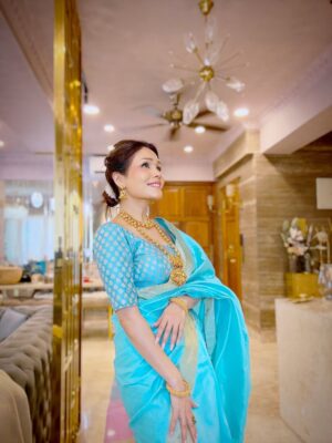 Sonu Kakkar Instagram - My Karwachauth look this year🩵 1-10 ? 

I just Loooooove wearing sarees🤌🏻 

#karwachauth #look #indian #attire #saree #sareelove❤️