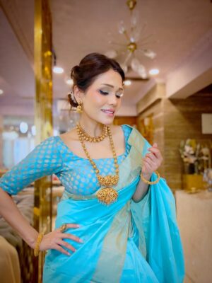 Sonu Kakkar Instagram - My Karwachauth look this year🩵 1-10 ? 

I just Loooooove wearing sarees🤌🏻 

#karwachauth #look #indian #attire #saree #sareelove❤️