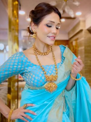 Sonu Kakkar Instagram - My Karwachauth look this year🩵 1-10 ? 

I just Loooooove wearing sarees🤌🏻 

#karwachauth #look #indian #attire #saree #sareelove❤️