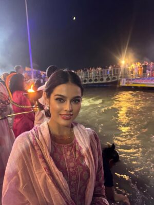 Sonyaa Ayodhya Instagram - The moon and me 🌝♾️ #moon #hhm #love #gangaaarti