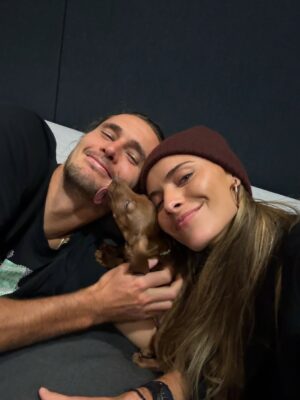 Sophia Thomalla Instagram - Two main characters and one who takes care of both of them 🥰
Say hi to Mishka ❤️🐶