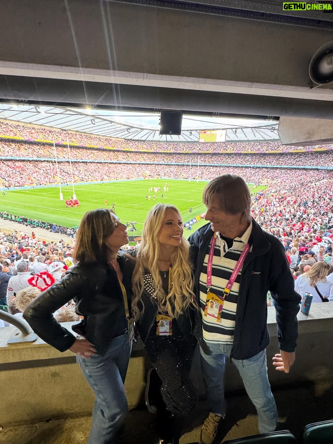 Sophie Lloyd - 32.7K Likes - Seriously can’t get over how incredible yesterday was 🥹 getting to open up the Women’s Rugby World Cup final to 82,000 people was one of the proudest moments of my life. It felt like such an empowering day for women everywhere and I’m so honoured to have played a part in it. Congratulations to all the players for helping shape history and an extra special congrats to @redrosesrugby for bringing home the cup 🏆🌹

#womensrugby #redroses #rugby #RWC2025 #rwc2025final #guitarist #rugbyworldcup #englandrugby