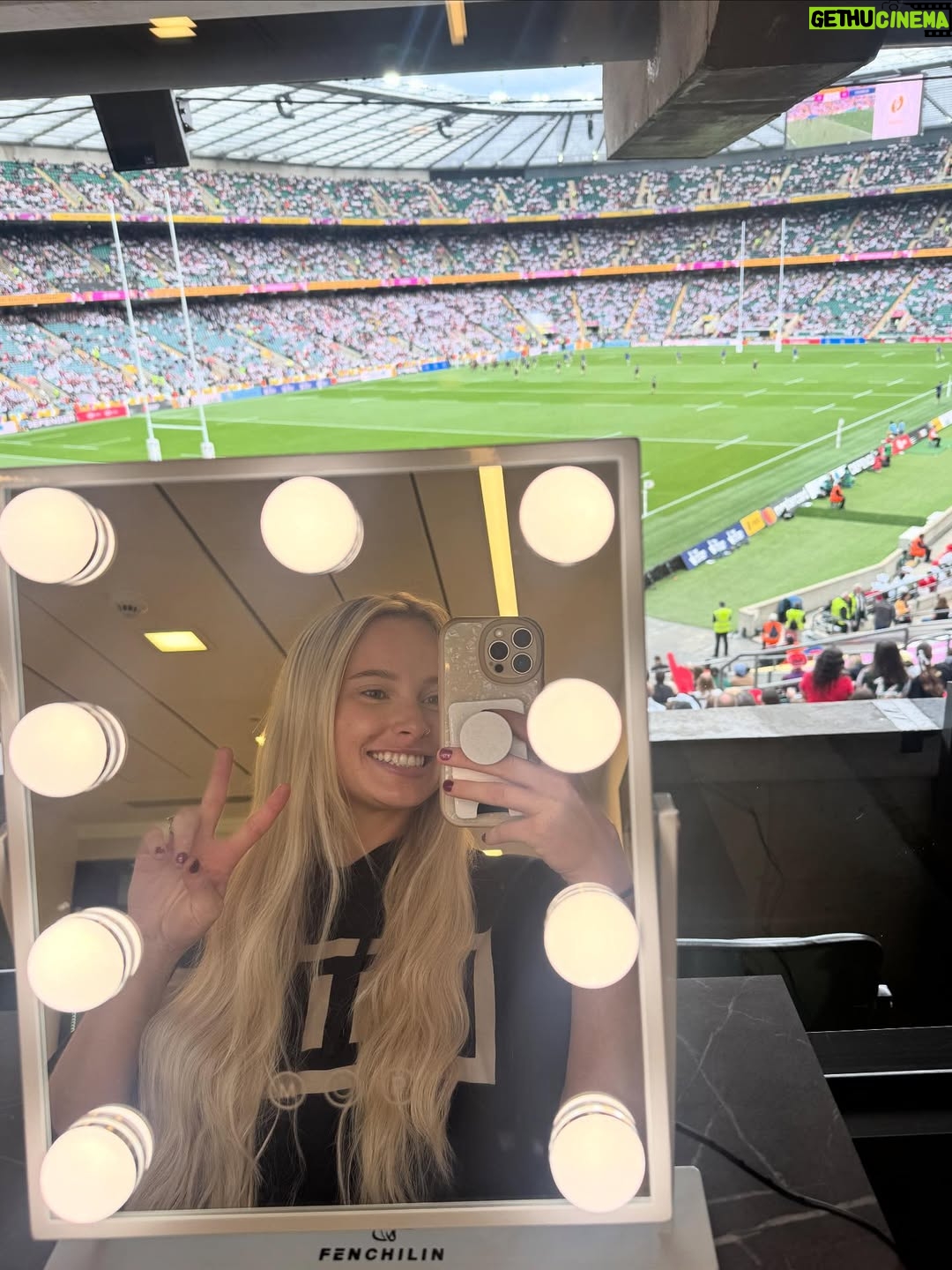 Sophie Lloyd - 32.7K Likes - Seriously can’t get over how incredible yesterday was 🥹 getting to open up the Women’s Rugby World Cup final to 82,000 people was one of the proudest moments of my life. It felt like such an empowering day for women everywhere and I’m so honoured to have played a part in it. Congratulations to all the players for helping shape history and an extra special congrats to @redrosesrugby for bringing home the cup 🏆🌹

#womensrugby #redroses #rugby #RWC2025 #rwc2025final #guitarist #rugbyworldcup #englandrugby