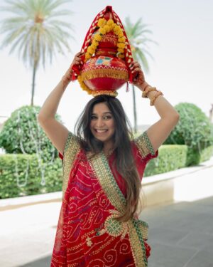 Soumya Seth Instagram - A little tradition, a lot of sparkle ✨
From kalash to twirls — living moments that feel straight out of a movie reel 🎬
Honestly, my life’s been serving some book-worthy plot twists lately… and I’m here for it!
If your life had a title, what would it be? 📖👇
#DesiQueenVibes #TraditionWithASmile #maincharacterenergy✨