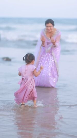 Sowmya Raoh Instagram - Whenever I travel to Vizag,I make sure to visit beach, surprisingly this time I got cute company by this little one .. thnx to @swetha_makeovers cute daughter… @little_cutiepie1122 😍😍😉😀
Photography @jb_photography_______
Makeover @swetha_makeovers
Costume @rvnlabel
#sowmyarao #reels #explore #beachlover #vizag #reeitfeelit #sowmyasharada